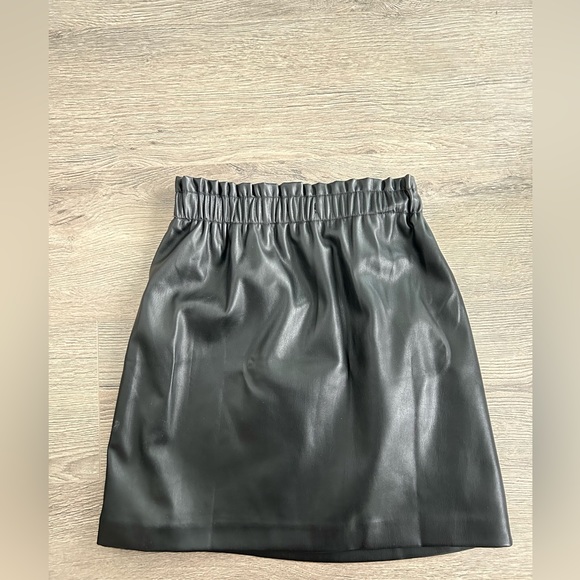 Faux Leather LOFT mini skirt - Picture 2 of 3